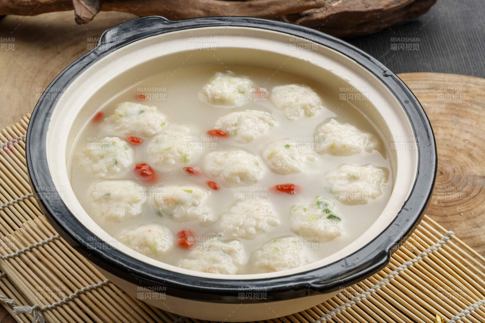 黑边砂锅装的枸杞仙塘醸手打鱼丸图片