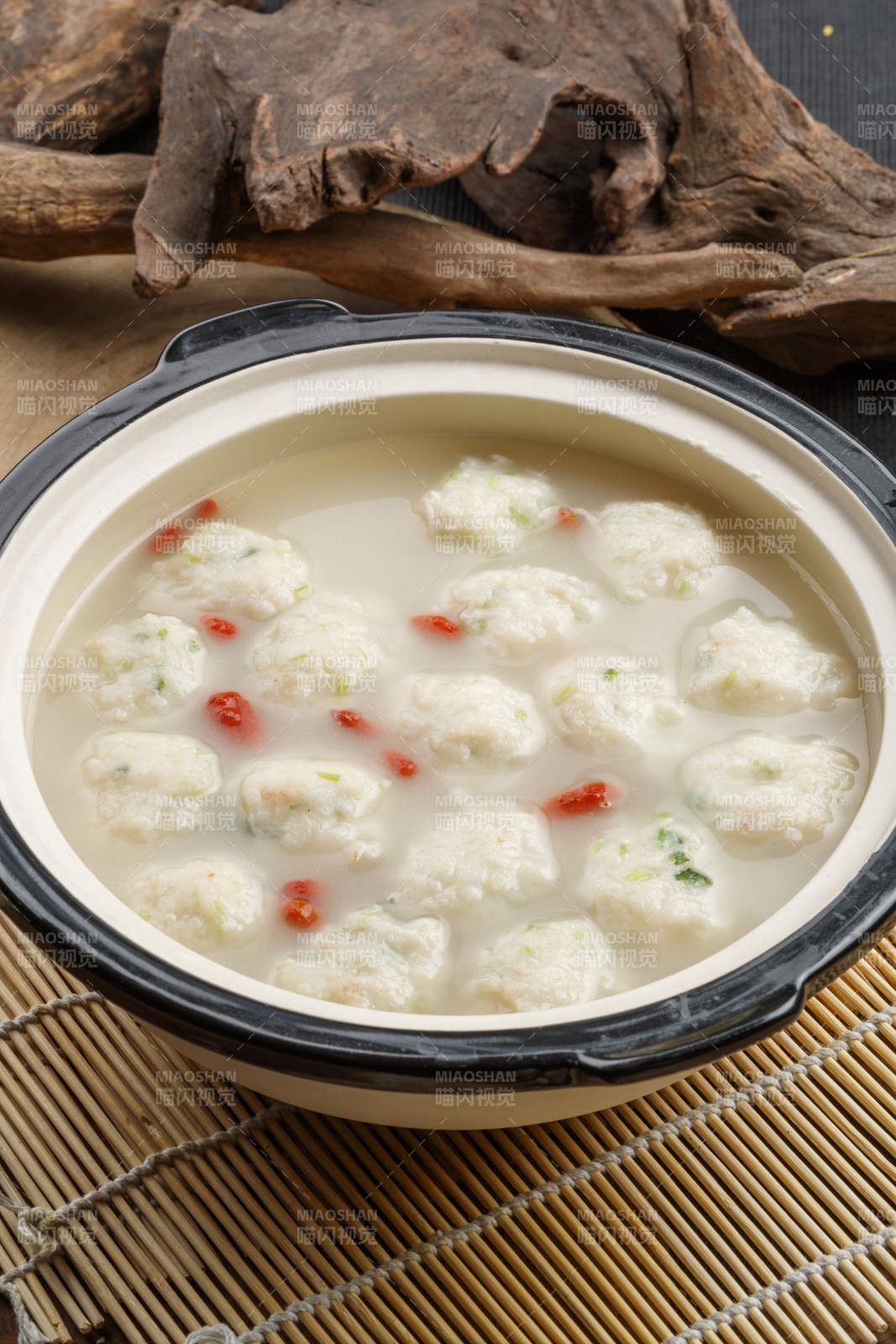 黑边砂锅装的枸杞仙塘醸手打鱼丸图片