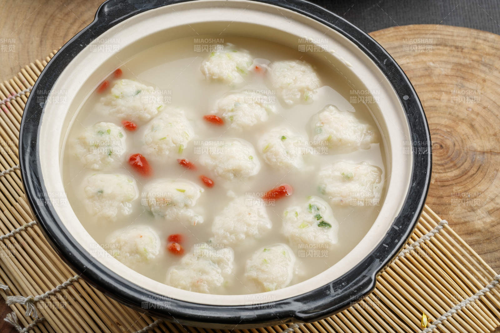 黑边砂锅装的枸杞仙塘醸手打鱼丸图片