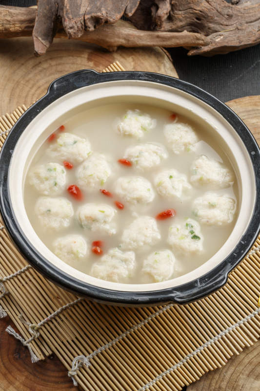 黑边砂锅装的枸杞仙塘醸手打鱼丸图片