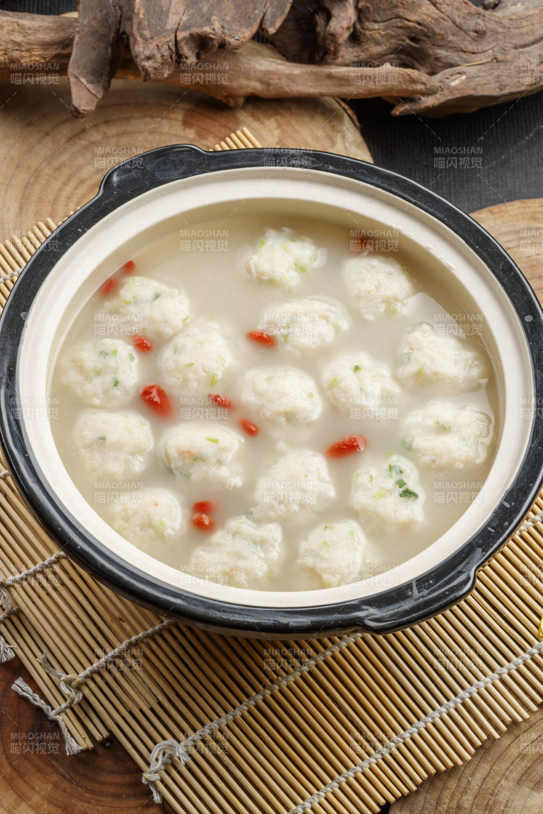 黑边砂锅装的枸杞仙塘醸手打鱼丸图片