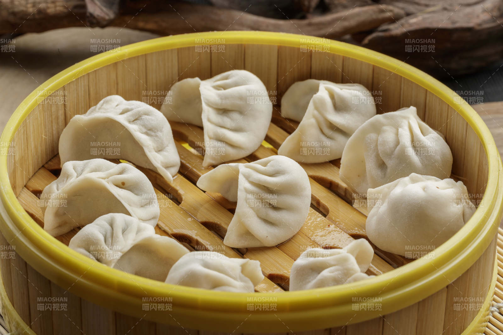 竹笼屉装的手工生蒸饺图片