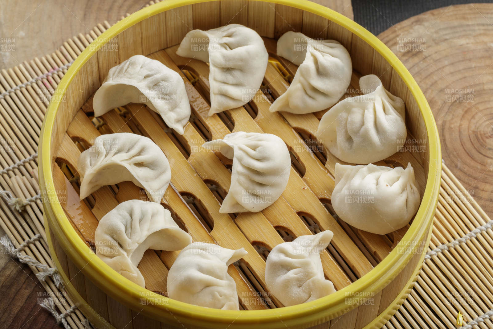 竹笼屉装的手工生蒸饺图片