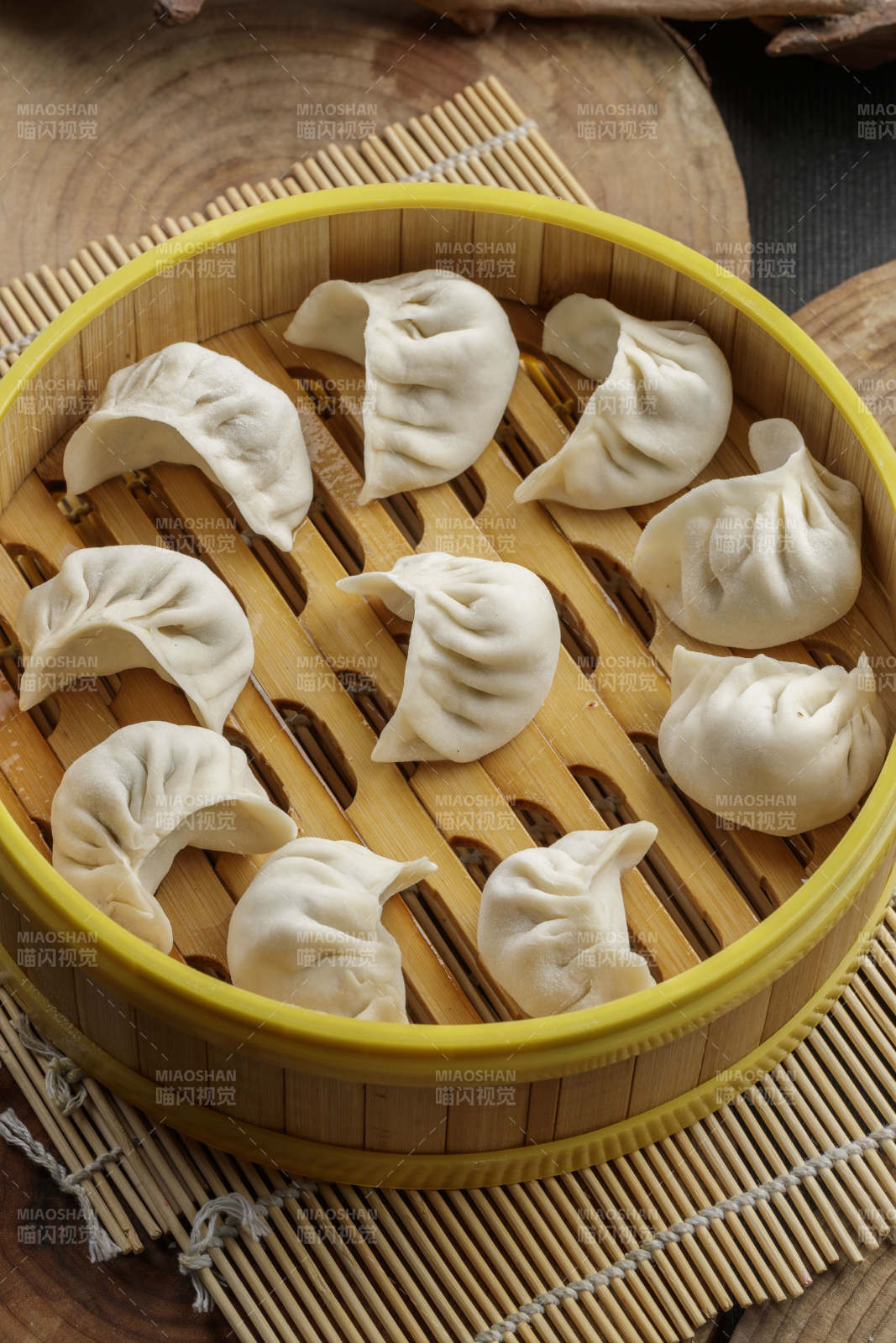 竹笼屉装的手工生蒸饺图片