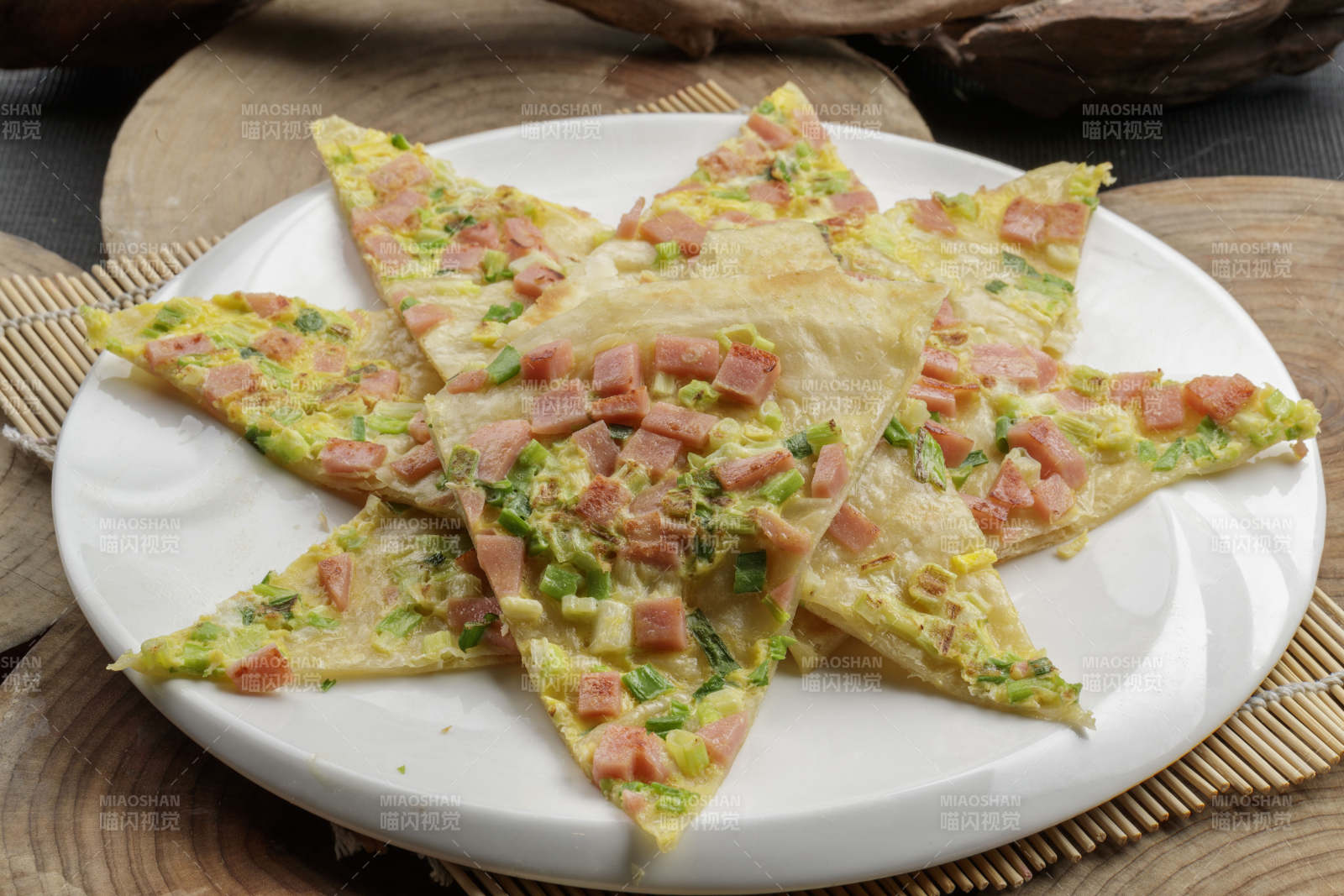 白色瓷盘装的蔬菜熏肉烙饼图片