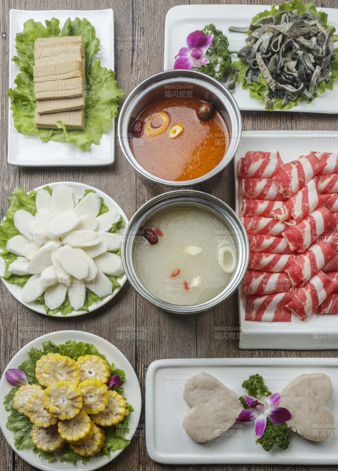 顶视角拍摄的小火锅及全套配菜配餐组合图片
