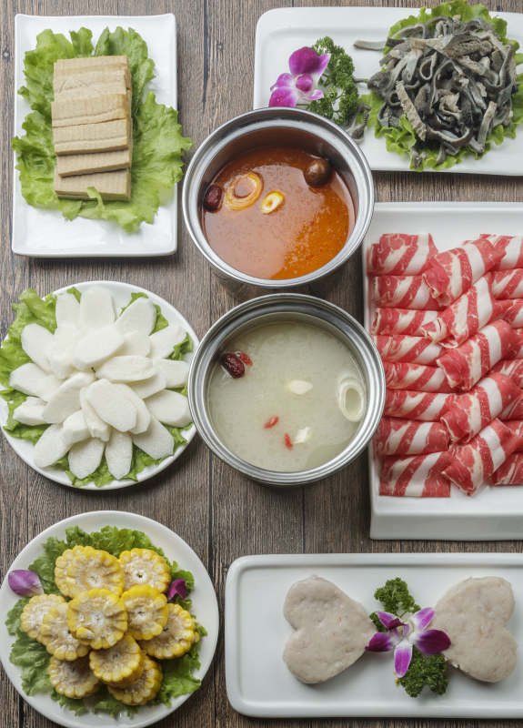 顶视角拍摄的小火锅及全套配菜配餐组合图片