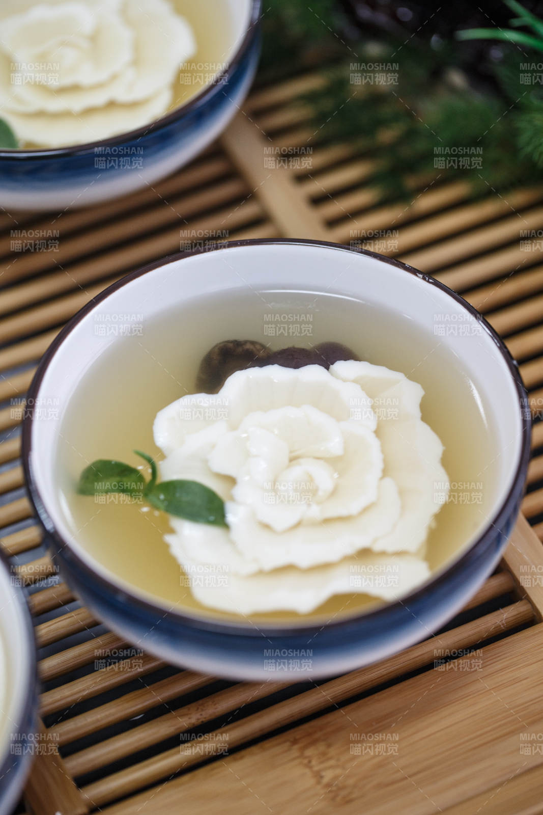 人与食物紧张忙碌的中餐厨房图片