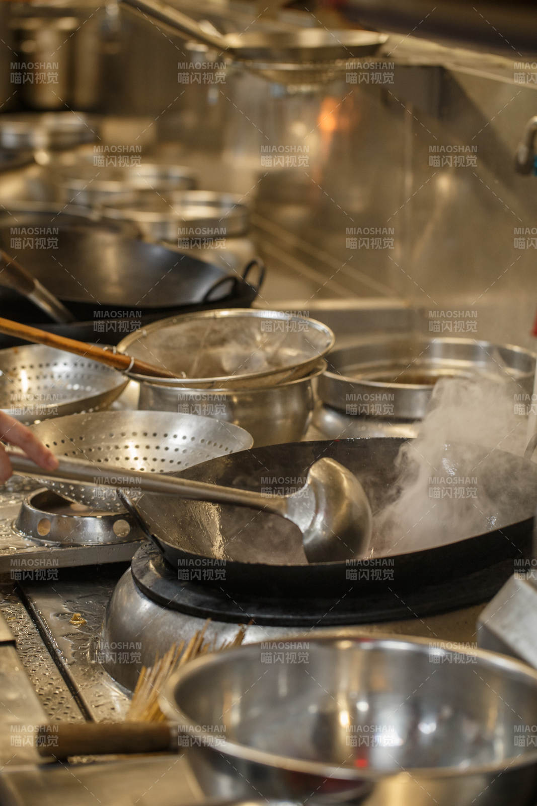 人与食物紧张忙碌的中餐厨房图片