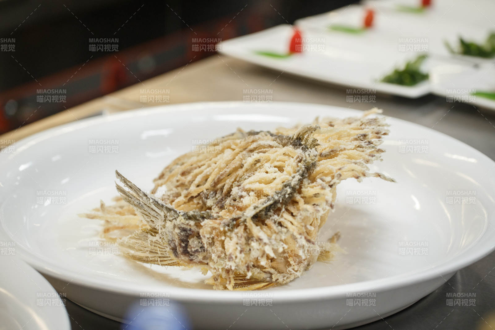 后厨制作中的半成品成品名菜金毛狮子鱼图片