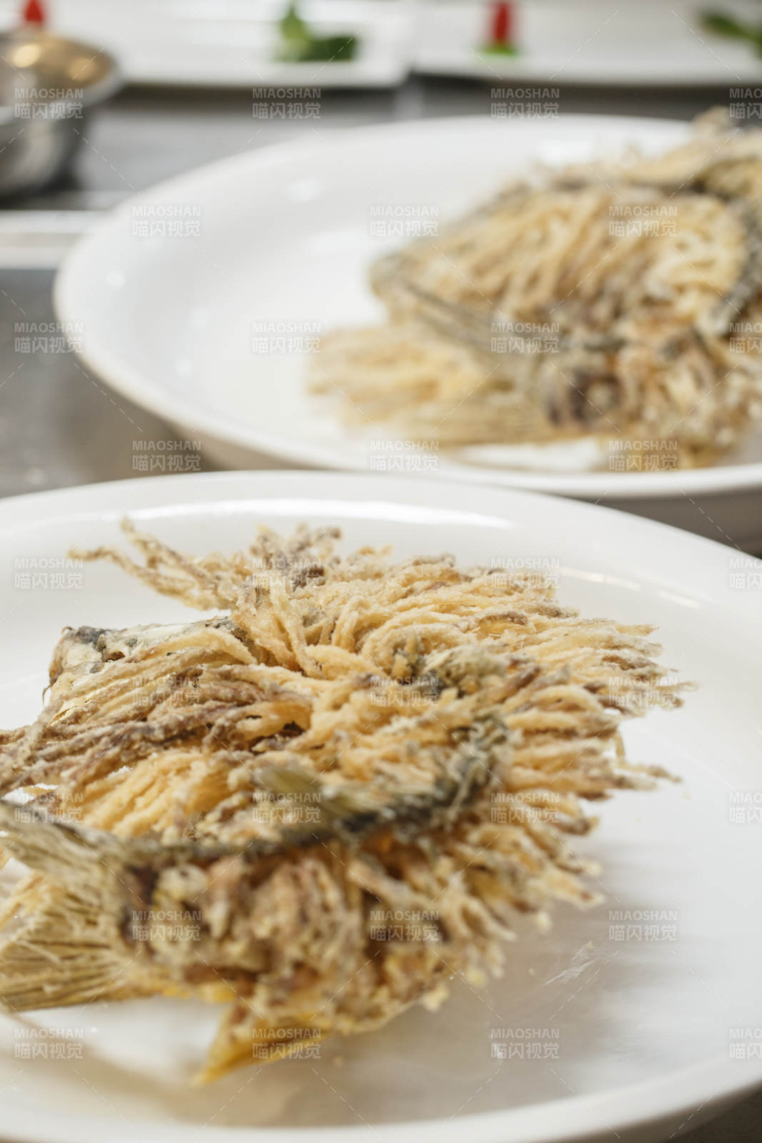 后厨制作中的半成品成品名菜金毛狮子鱼图片