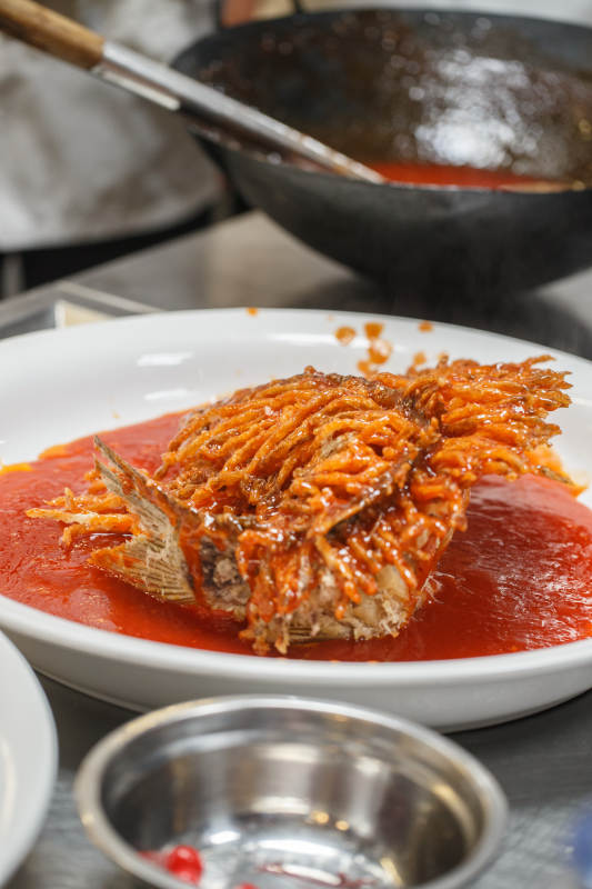 后厨制作中的半成品成品名菜金毛狮子鱼图片