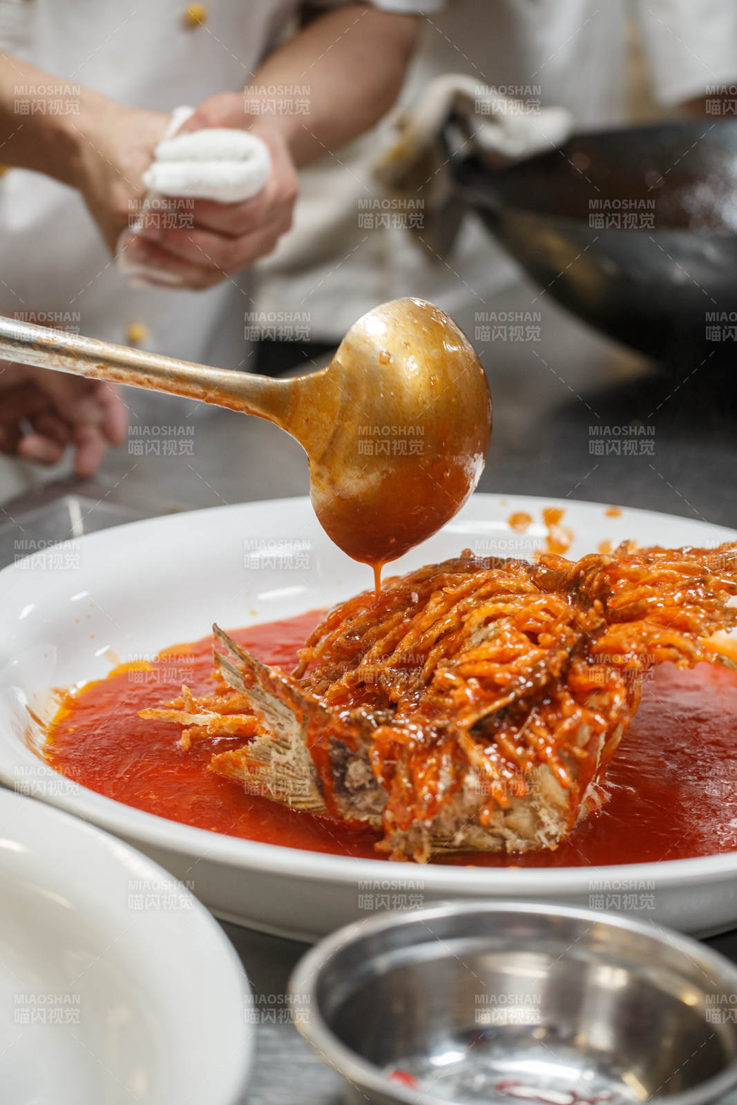 后厨制作中的半成品成品名菜金毛狮子鱼图片