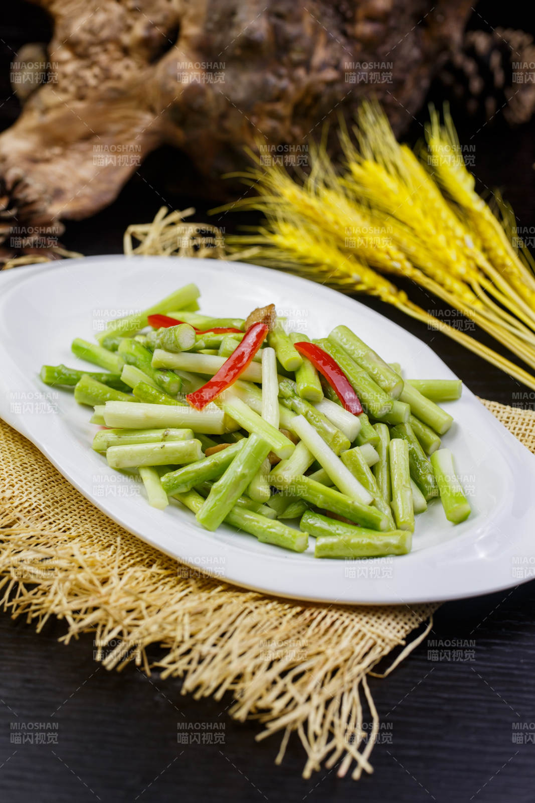 彩椒炝炒鲜芦笋图片