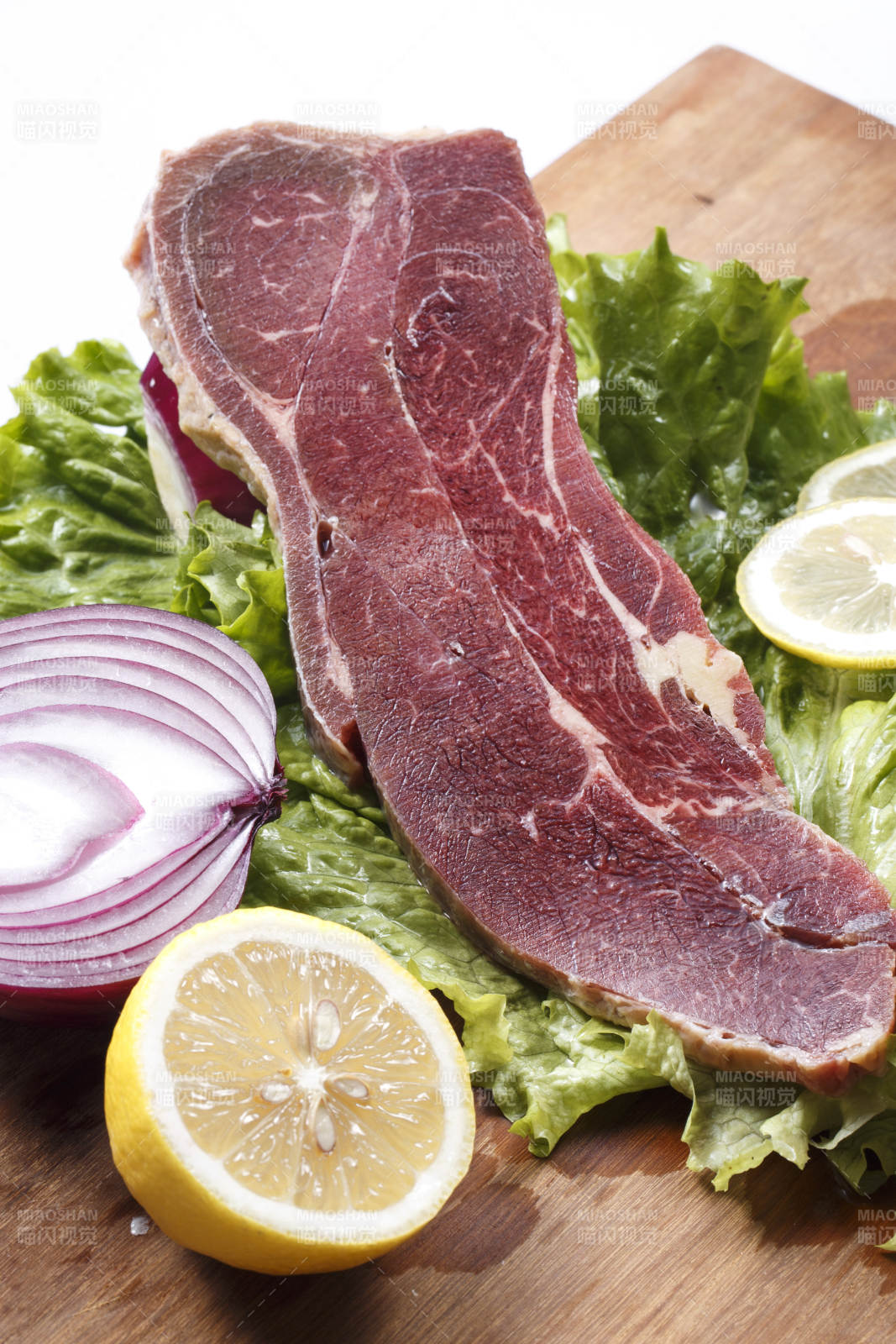 牛上脑肉摆放在木质砧板上图片