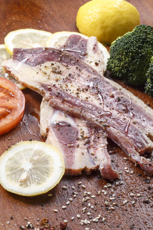 澳洲牛仔骨摆放在木砧板上图片