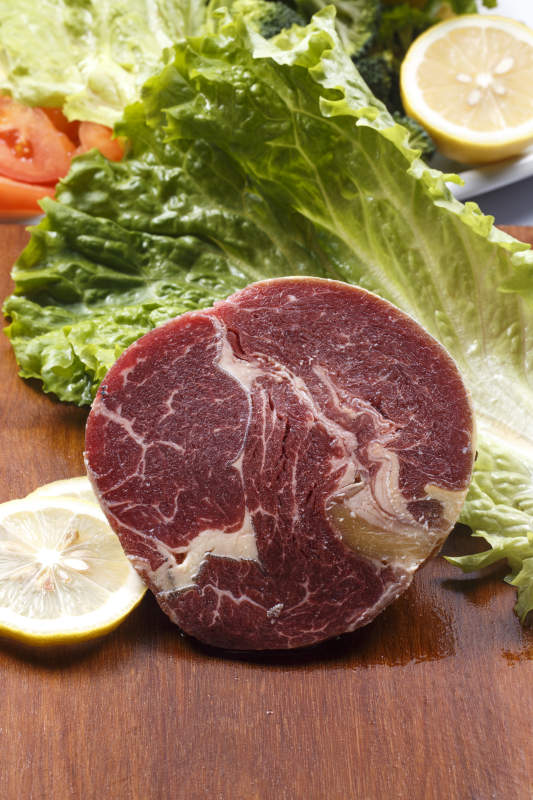 澳洲牛眼肉摆放在木质砧板上图片