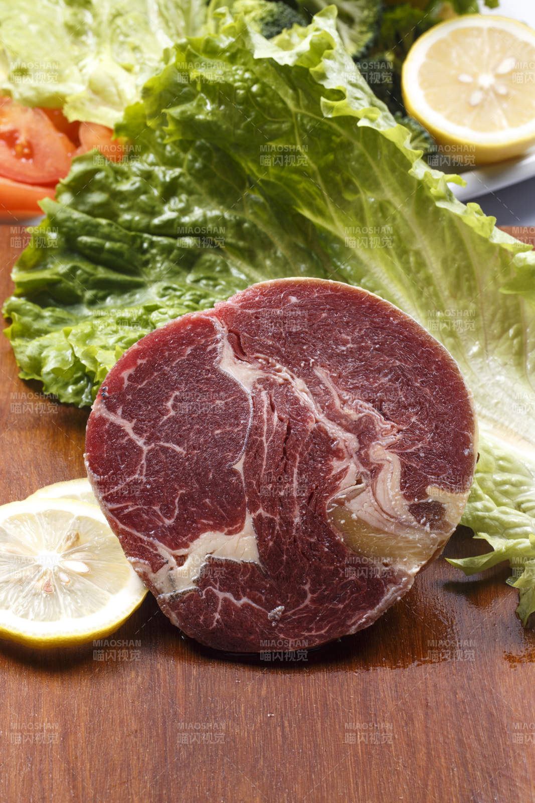 澳洲牛眼肉摆放在木质砧板上图片