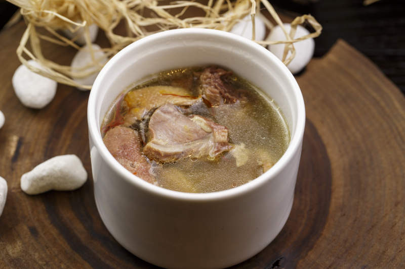 白色瓷汤罐装的虫草花老鸭汤图片