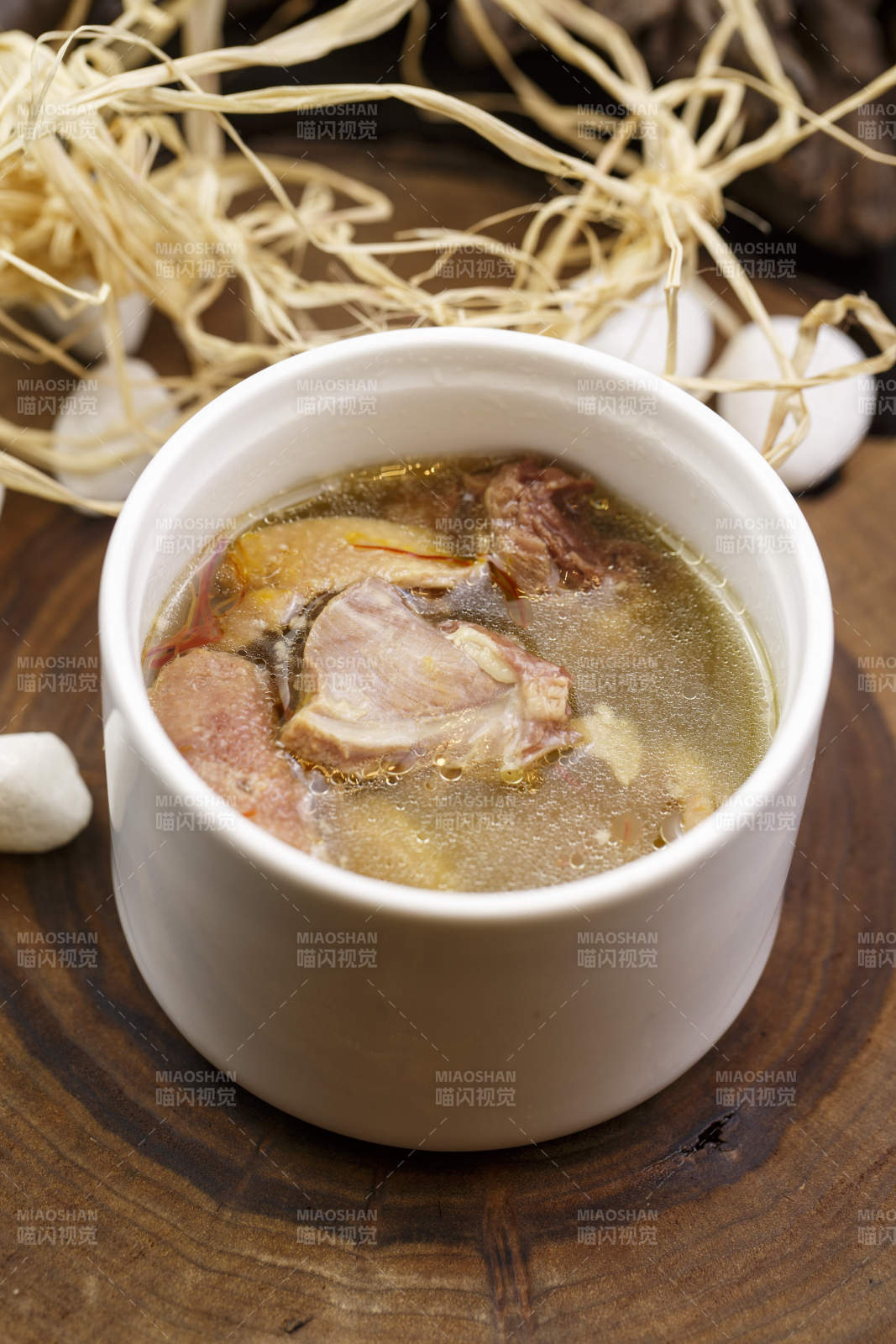 白色瓷汤罐装的虫草花老鸭汤图片