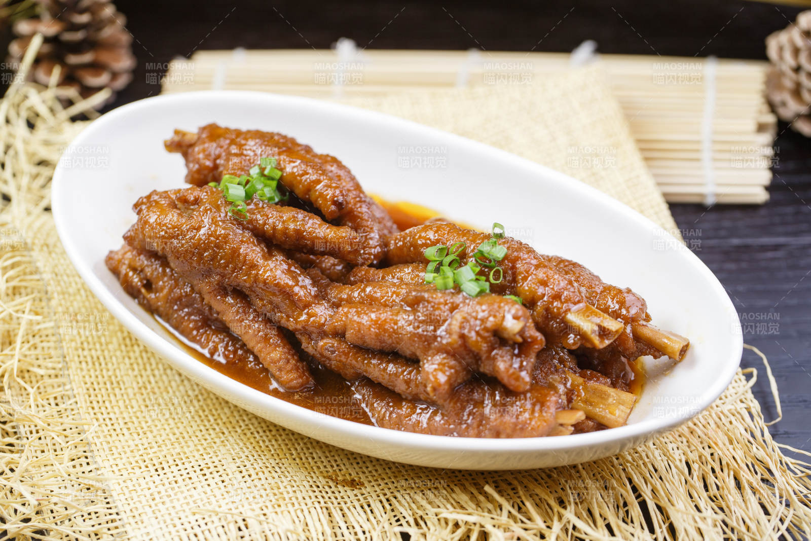 白色瓷盘装的照烧鸡爪图片