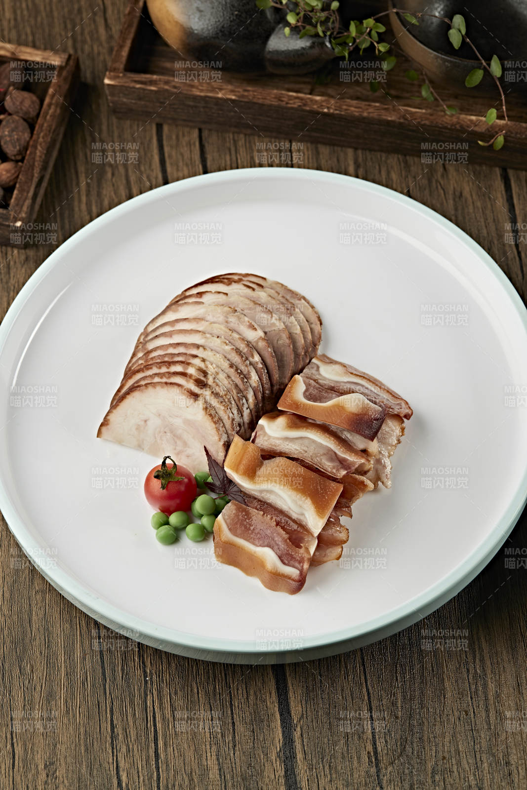 烟熏肘花切片配熏猪耳丝图片