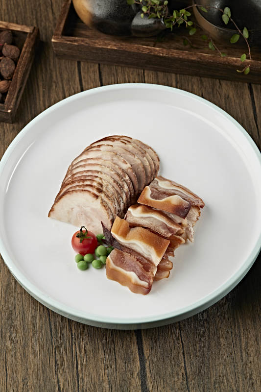 烟熏肘花切片配熏猪耳丝图片