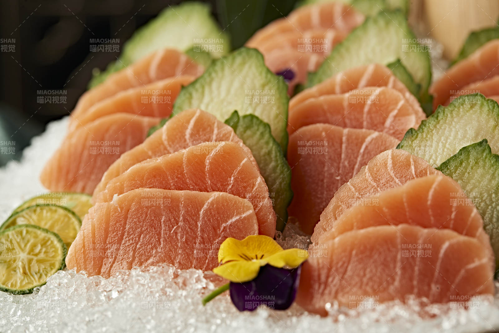 冰镇极品三文鱼刺身图片