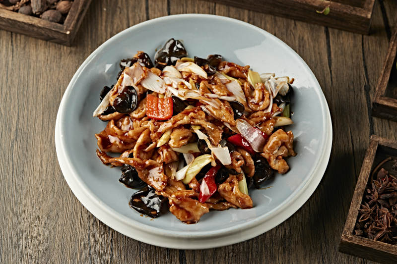 酸辣彩椒木耳香葱过油回锅肉图片