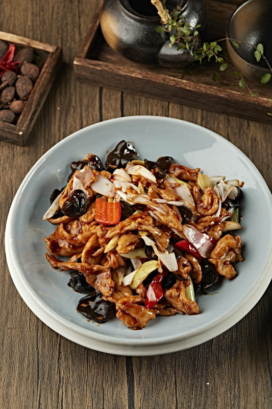 酸辣彩椒木耳香葱过油回锅肉图片