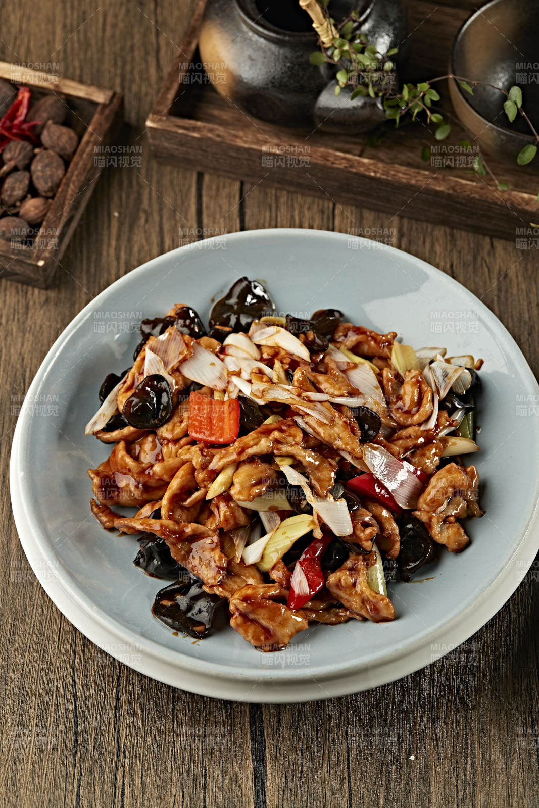 酸辣彩椒木耳香葱过油回锅肉图片