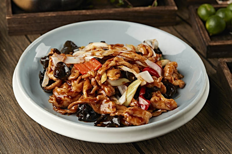 酸辣彩椒木耳香葱过油回锅肉图片