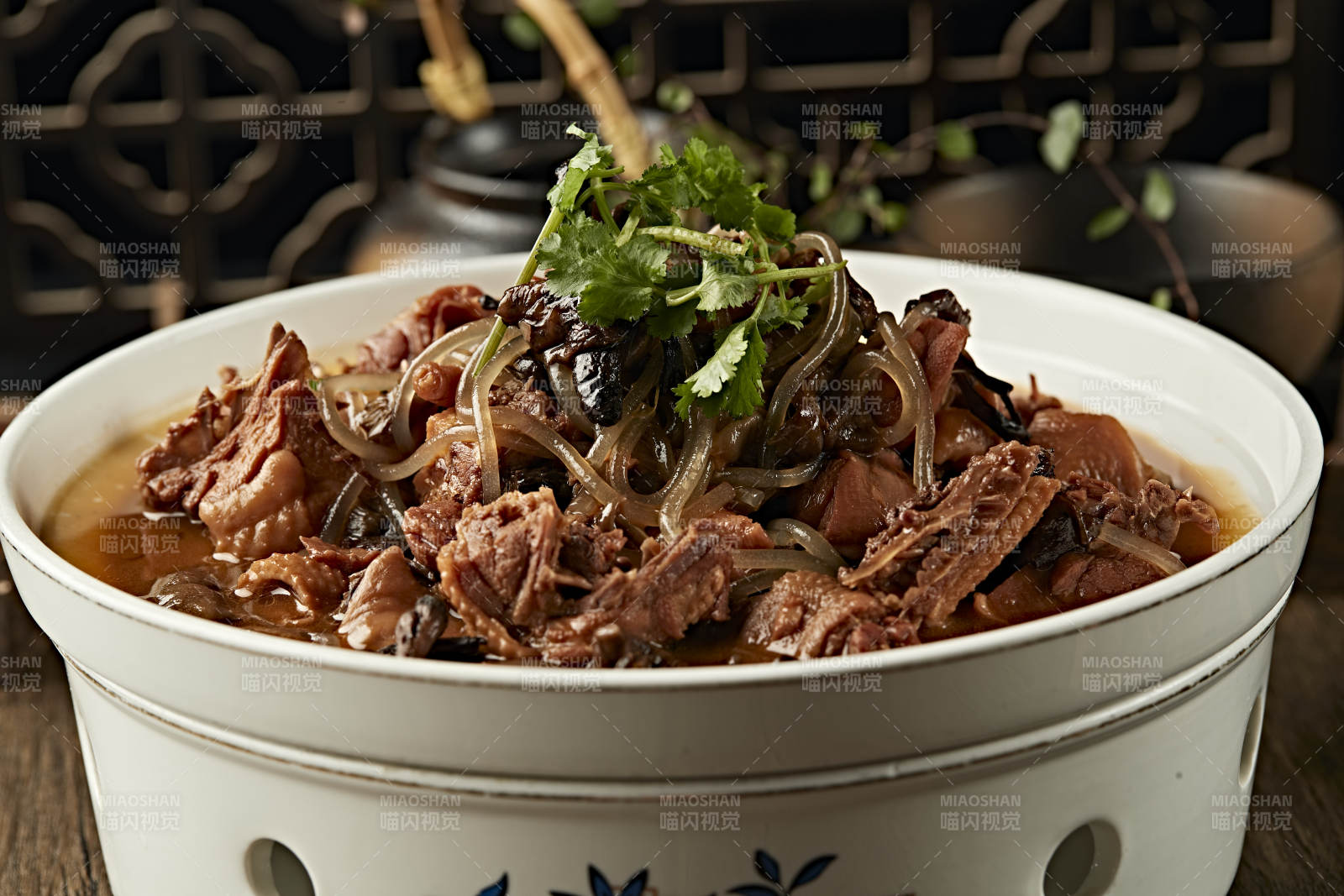 传统东北家常菜小鸡炖蘑菇柴鸡炖榛蘑图片