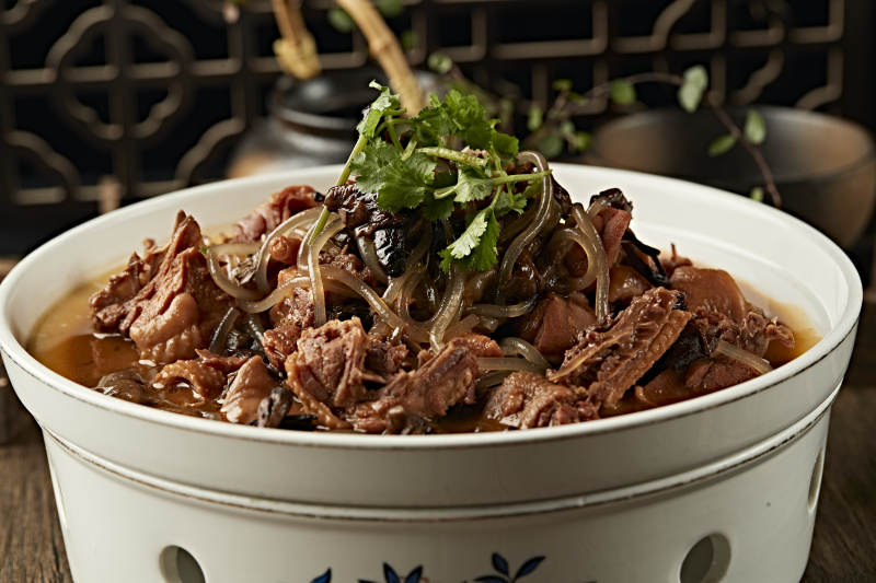 传统东北家常菜小鸡炖蘑菇柴鸡炖榛蘑图片