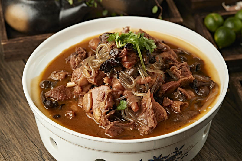 传统东北家常菜小鸡炖蘑菇柴鸡炖榛蘑图片