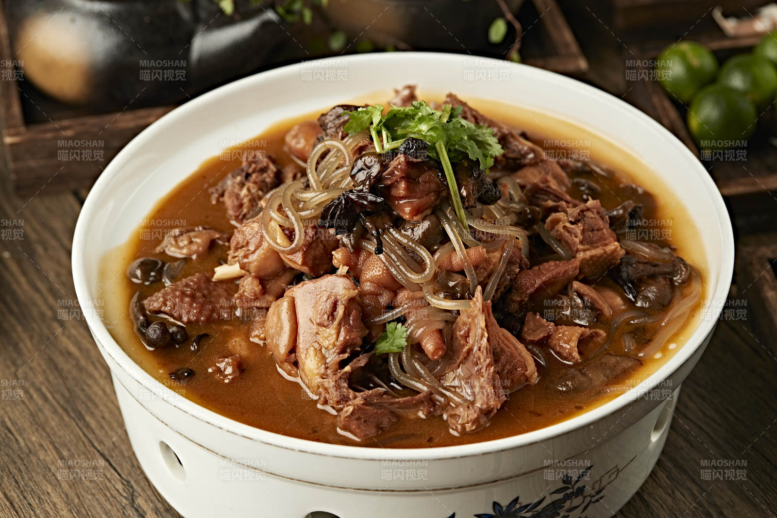 传统东北家常菜小鸡炖蘑菇柴鸡炖榛蘑图片