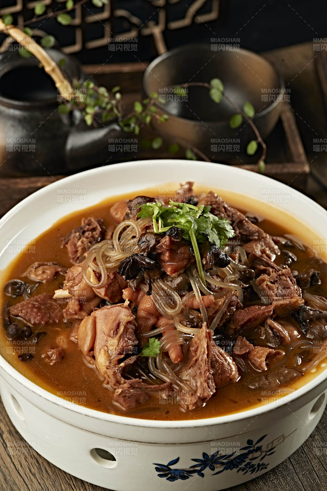 传统东北家常菜小鸡炖蘑菇柴鸡炖榛蘑图片