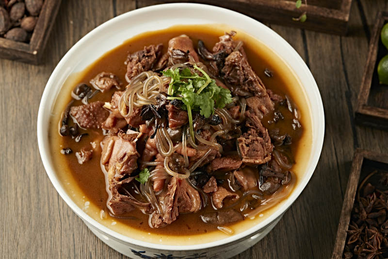 传统东北家常菜小鸡炖蘑菇柴鸡炖榛蘑图片