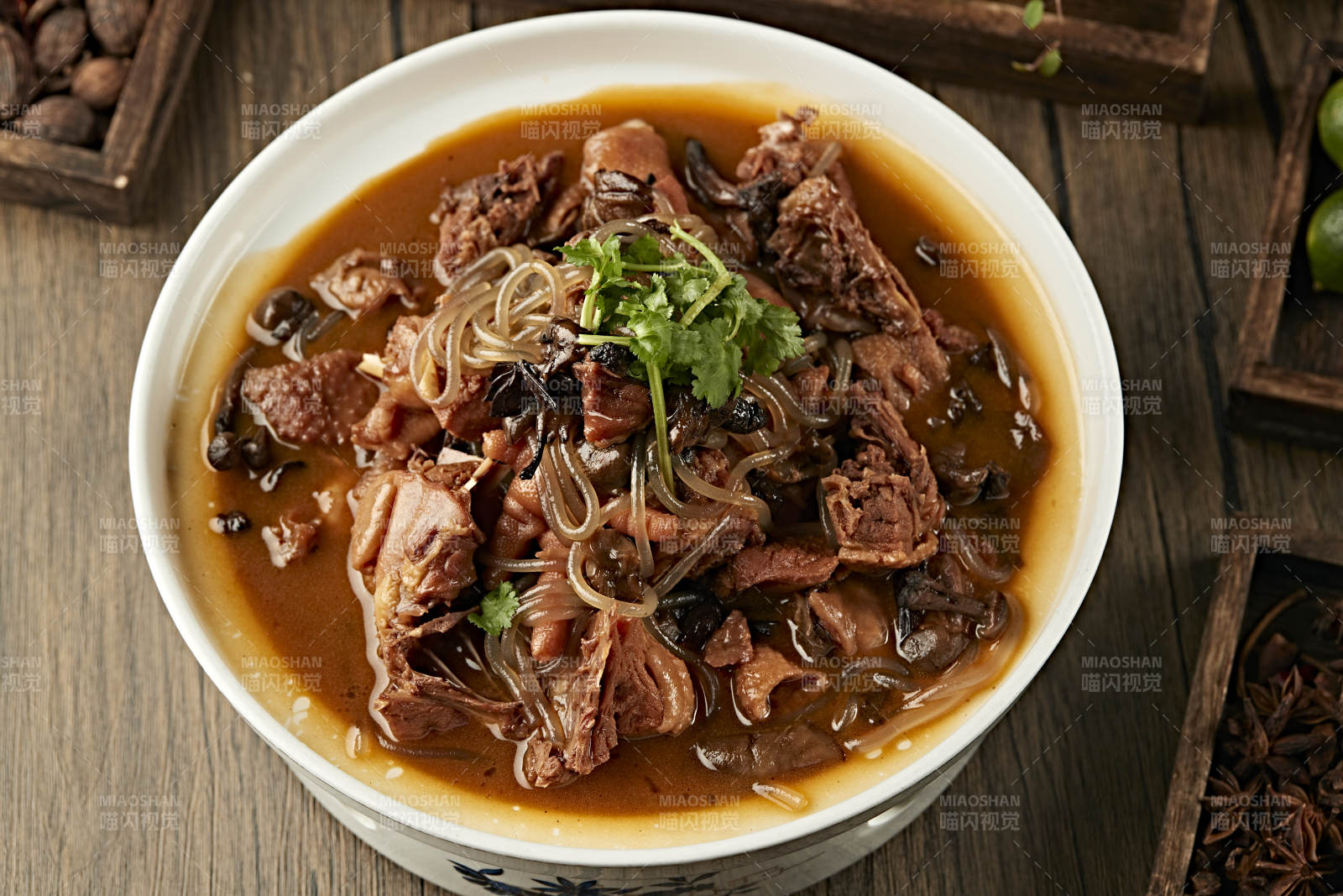 传统东北家常菜小鸡炖蘑菇柴鸡炖榛蘑图片