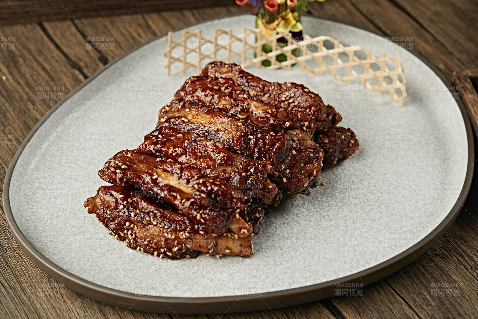 孜然味香烤猪肋排图片