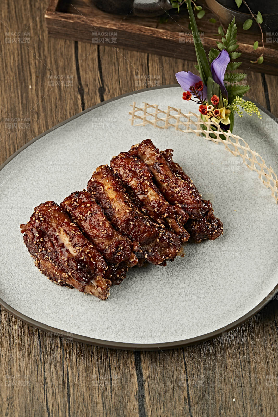 孜然味香烤猪肋排图片