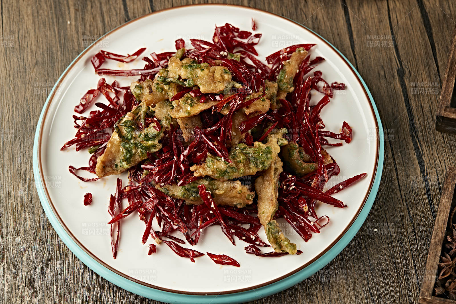 麻辣葱香油炸酥肉图片