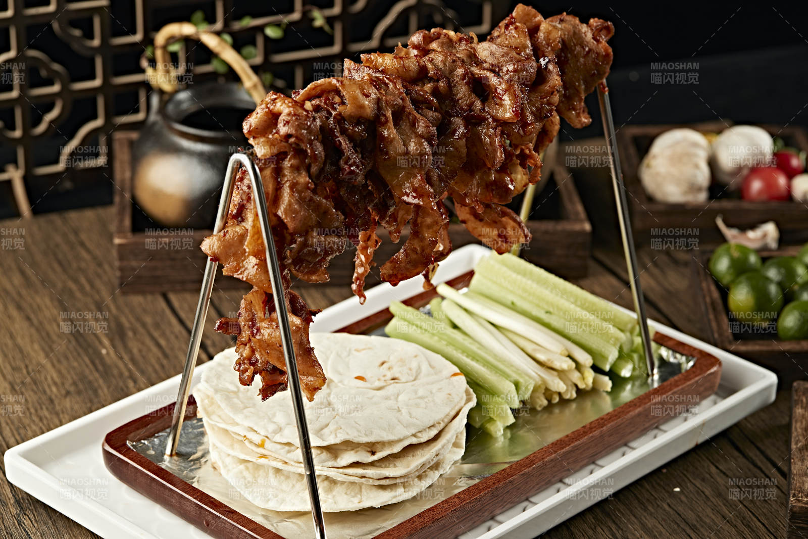 晾干烤肉配薄饼肥牛图片