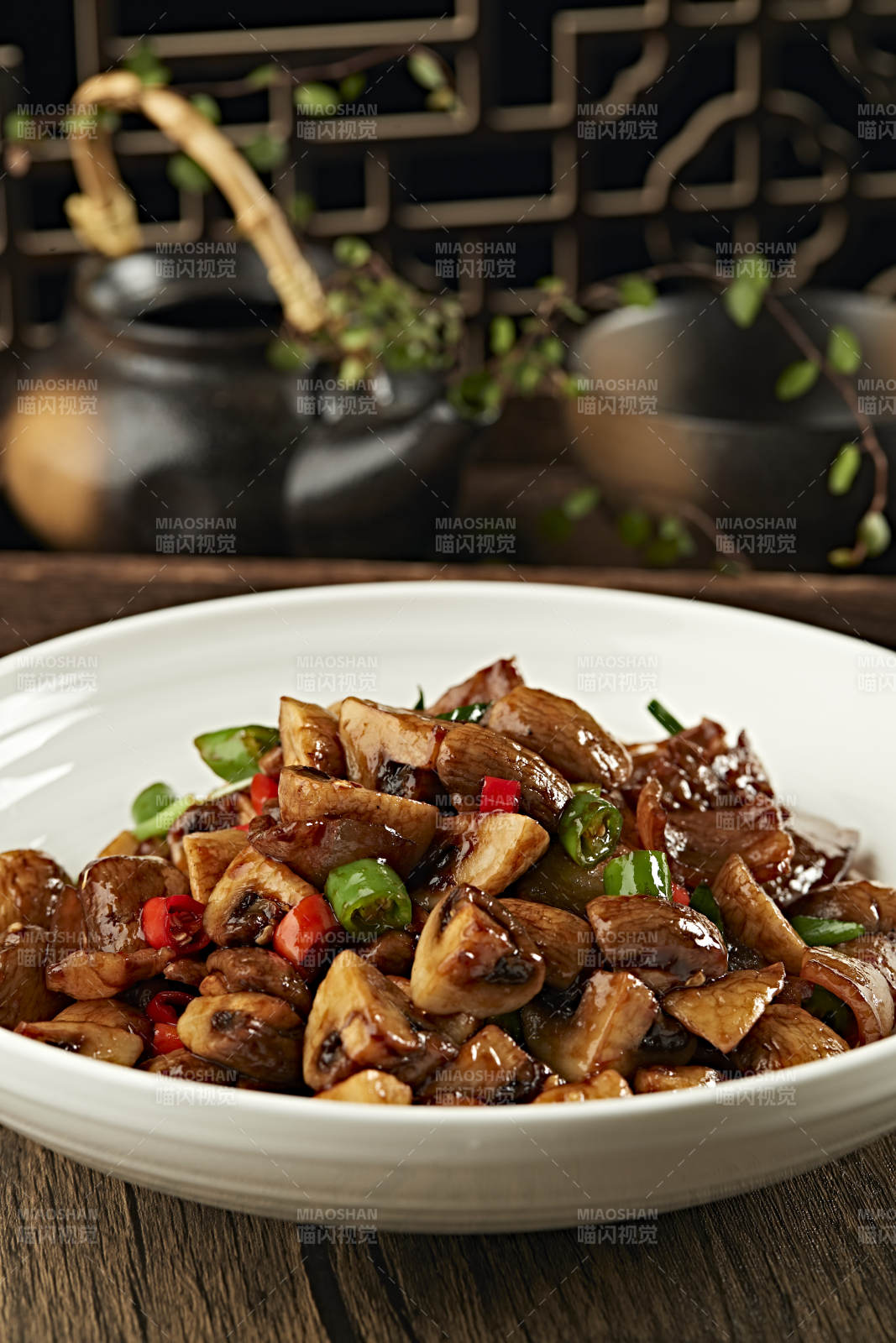 香辣酱烧口蘑腊肉图片