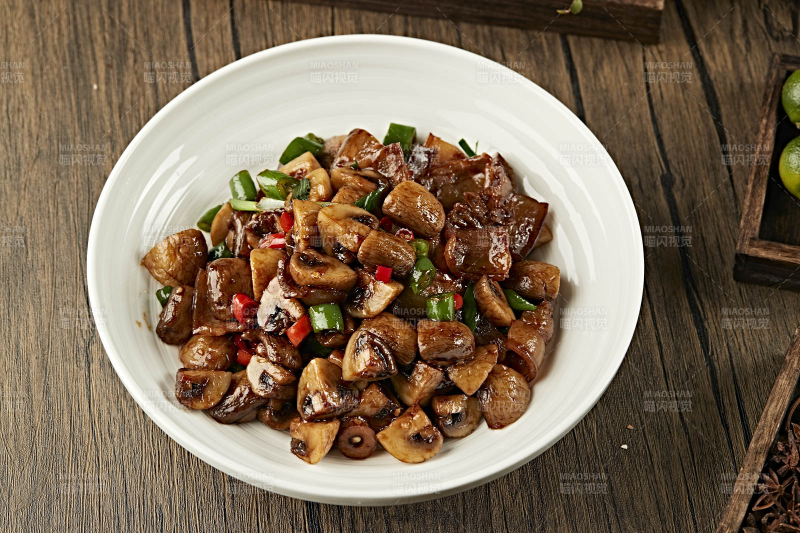 香辣酱烧口蘑腊肉图片