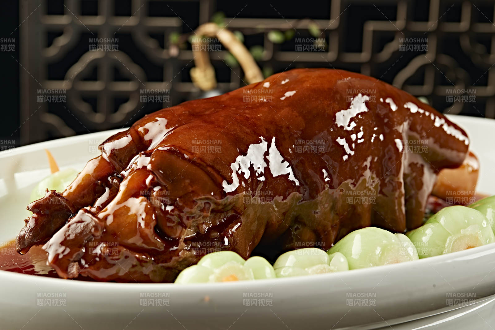 浇汁红烧大牛蹄图片