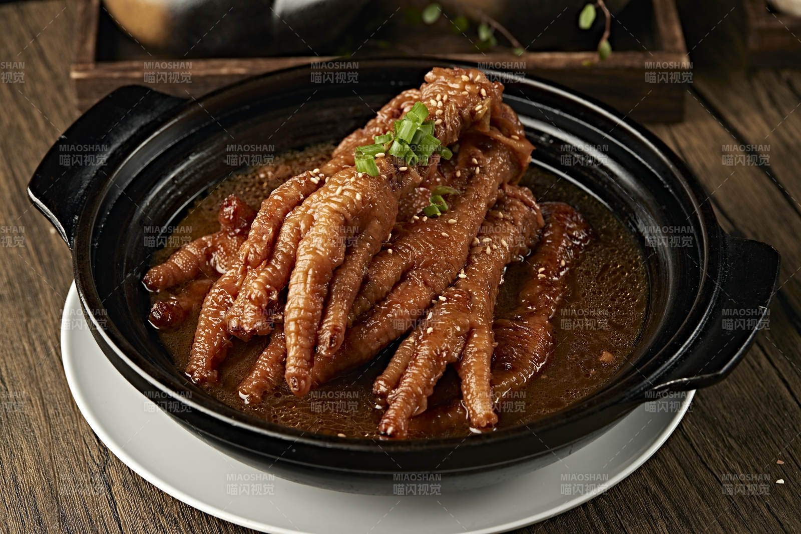 烧锅浓汤炖虎皮鸡爪图片