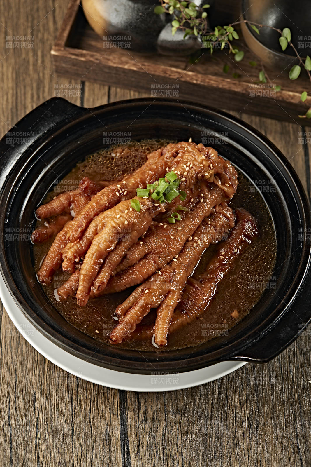 烧锅浓汤炖虎皮鸡爪图片