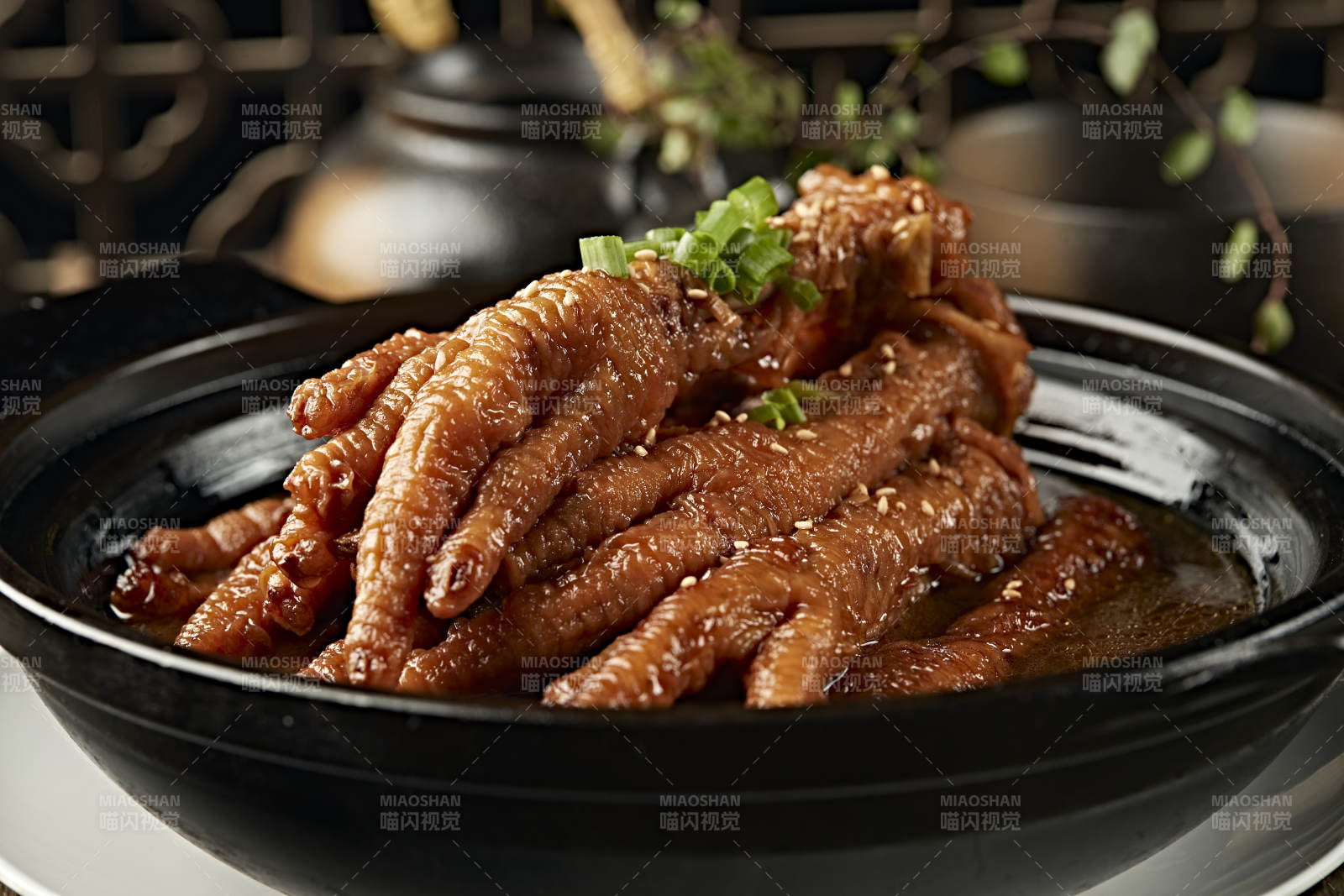 烧锅浓汤炖虎皮鸡爪图片