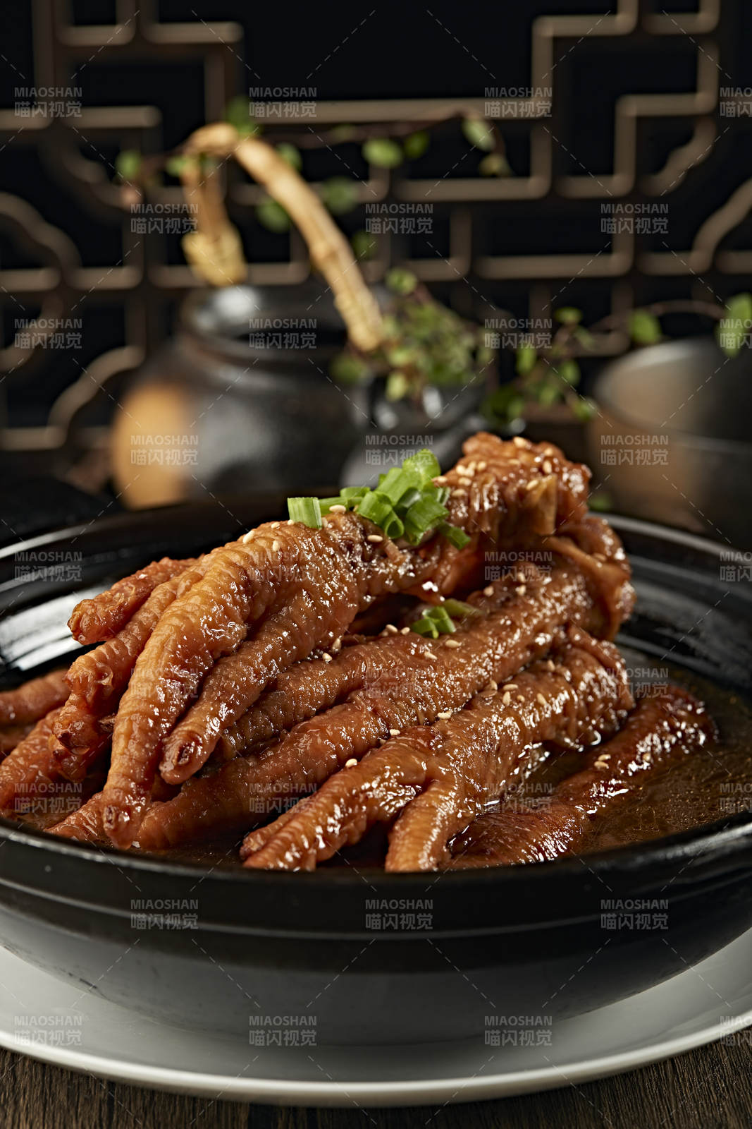 烧锅浓汤炖虎皮鸡爪图片